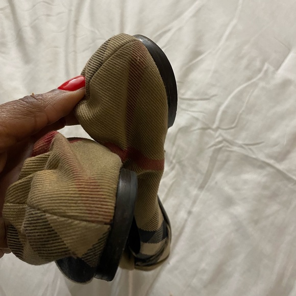 Burberry Flats - Picture 3 of 8
